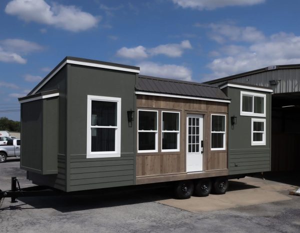 This spacious park model tiny house - Image 4