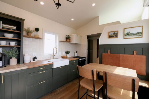 This spacious park model tiny house - Image 7